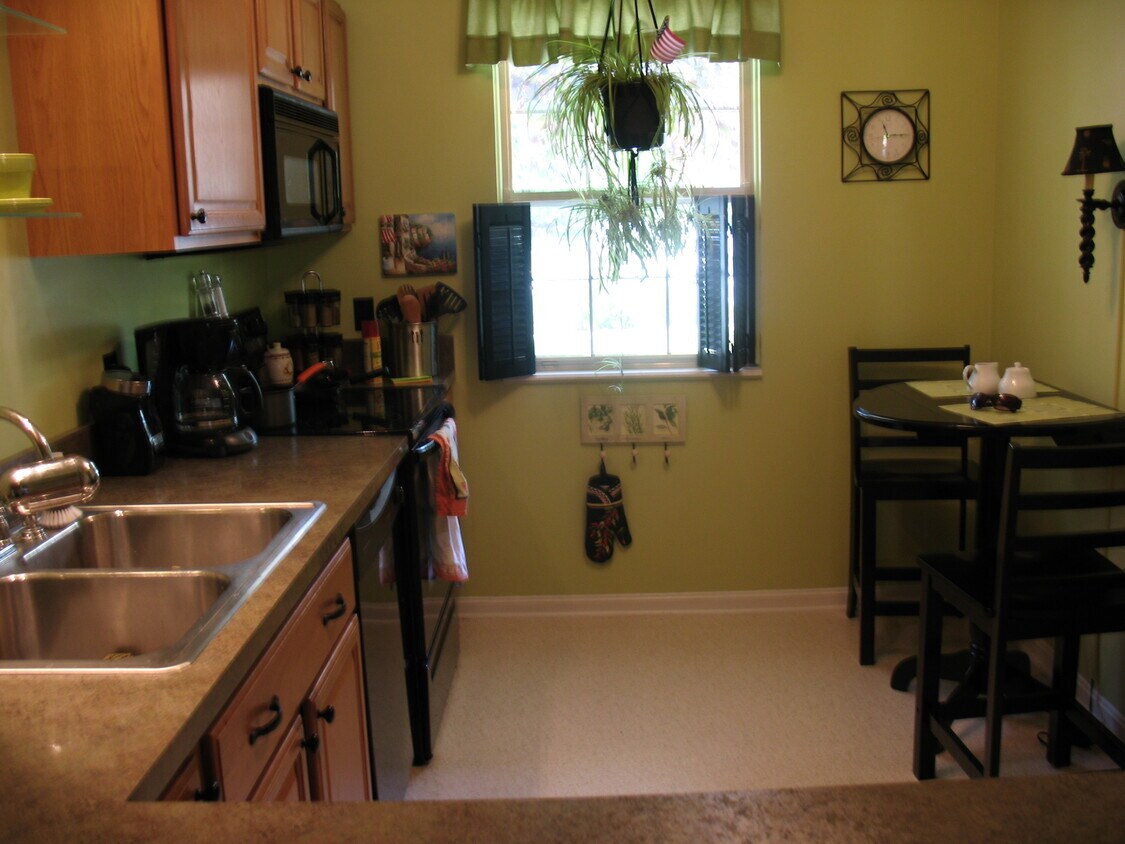 Foto principal - 1048 W Foxcroft Dr