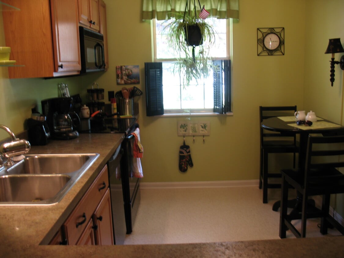Primary Photo - 1048 W Foxcroft Dr