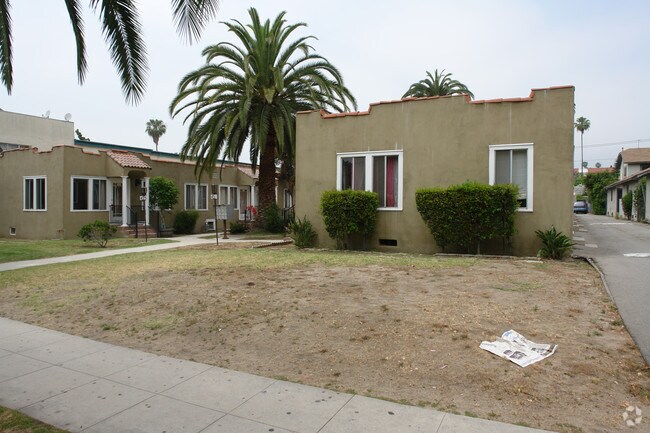 Building Photo - 421-425 Riverdale Dr