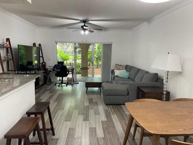 Foto del edificio - 2439 Centergate Dr