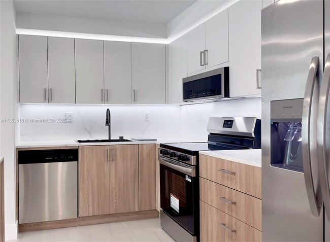 Foto del edificio - 18151 NE 31st Ct