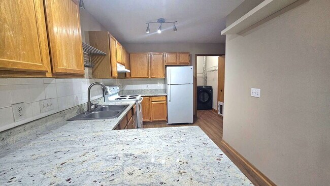 Building Photo - 2-Bed 1 bath Townhouse Retreat in Plymouth with Spacious 1208 Sq Ft Layout.