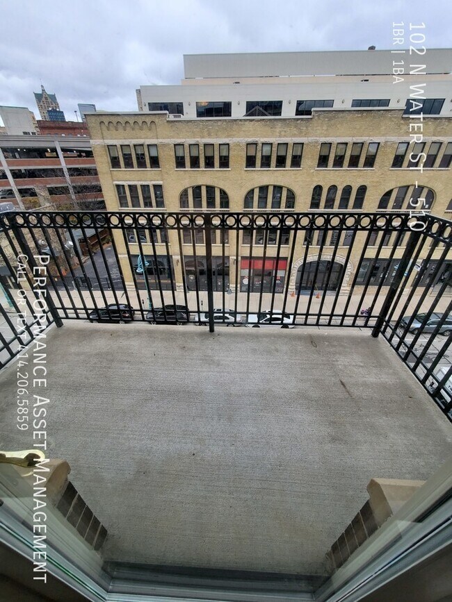 Building Photo - Gorgeous 1BED+DEN/1BATH Third Ward Condo