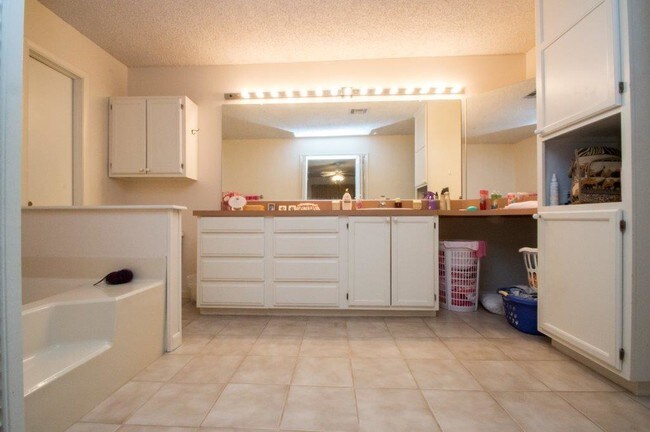Baño - 1702 Glennan Dr
