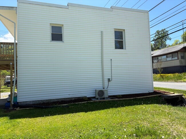 Foto del edificio - 557 S Church St