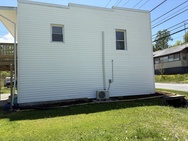 Building Photo - 557 S Church St