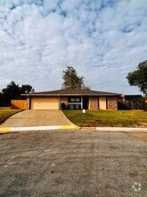Building Photo - 4810 SE Brigadoon Pl