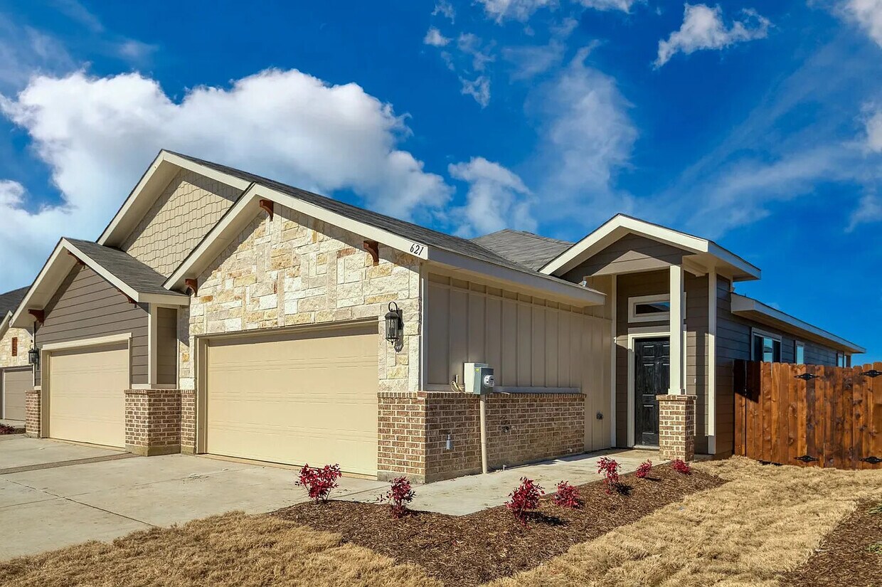 Primary Photo - 621 Fallow Dr