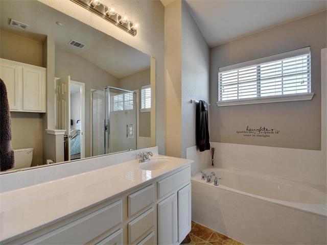 Foto del edificio - Updated Condo-1310 Parmer Ln.