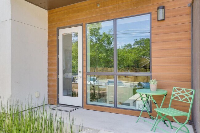 Building Photo - 207 W Johanna St