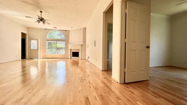 Building Photo - 14112 Spring Knoll Ln