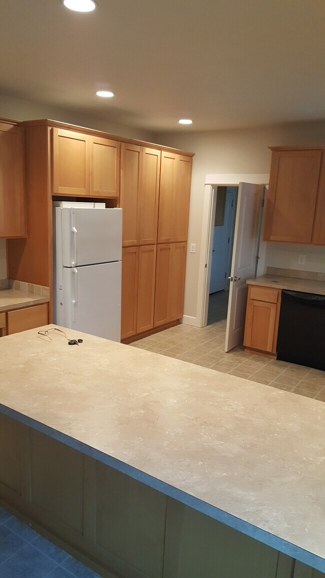 1605 b Lake Drive, Silverton, OR 97381 House Rental in Silverton