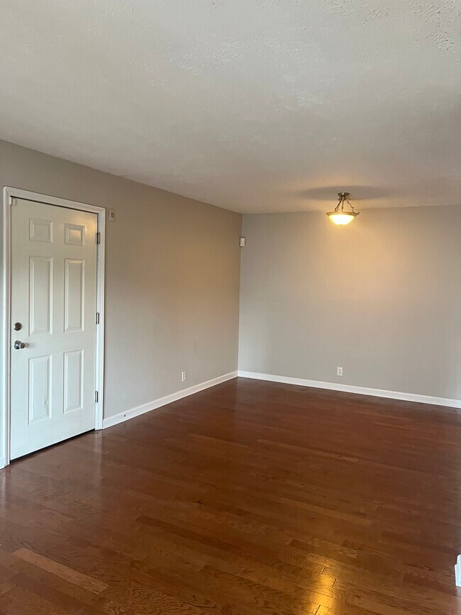 Foto del edificio - 420 Elysian Fields Rd