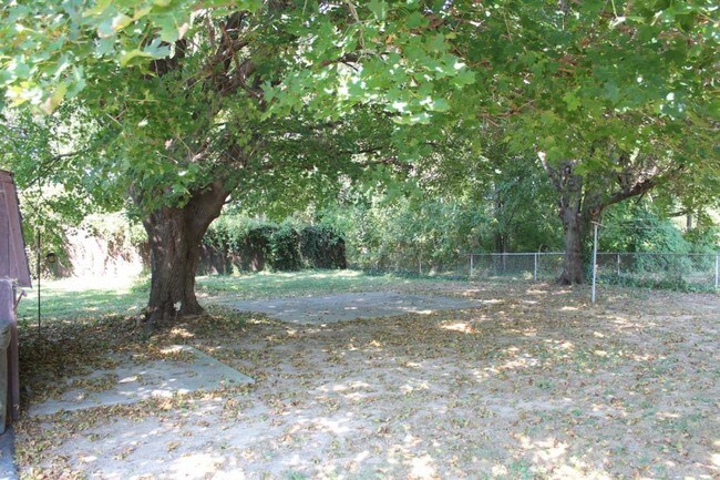 Building Photo - 13 Maple Ln