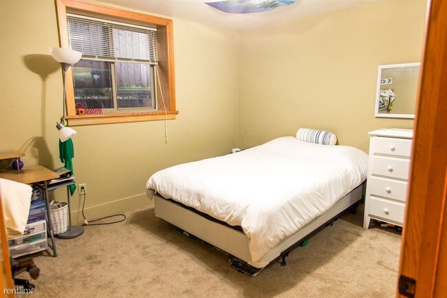 Foto del edificio - 6 br, 3 bath House - 853 W 11th Aly