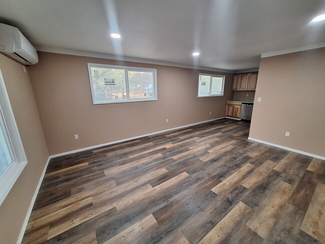 Building Photo - Newly Renovated 2 bedroom, 1 bathroom dupl...