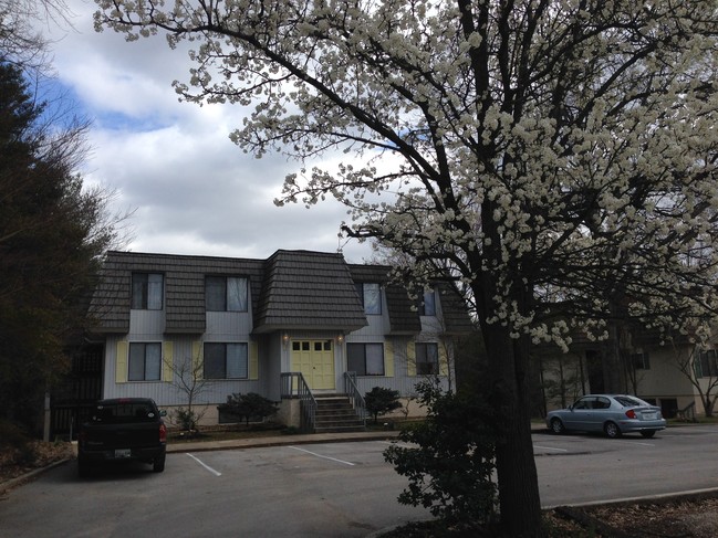 Building Photo - 798 W Oak Dr