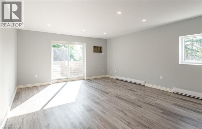 Building Photo - 529 Elm St