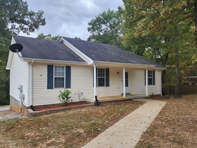 Building Photo - $2000 - 3 Bedroom 3 Bath Home on 1.5 Acres