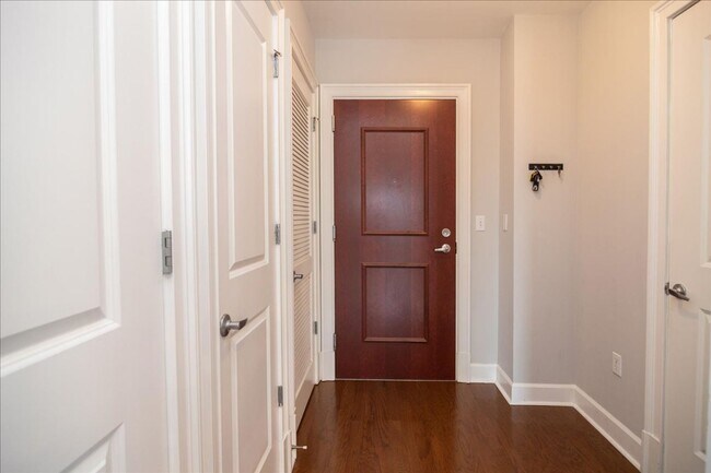 Building Photo - Gorgeous 2/2 Condo w/ Pool and Gym in Grea...