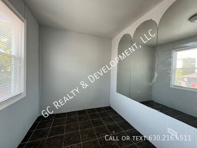 Foto del edificio - ***UPDATED 3 BDRM / LAUNDRY IN BUILDING / ...