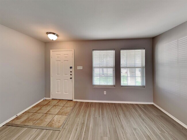 Foto del edificio - 2203 Shady Birch Dr