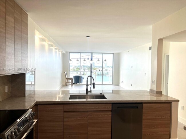 Foto del edificio - 17050 N Bay Rd