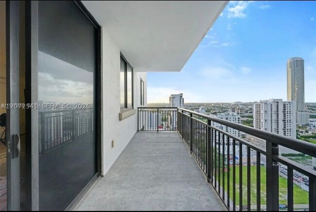 Foto del edificio - 999 SW 1st St