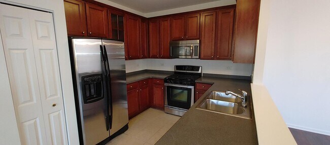 Building Photo - 1541 Millbrook Dr