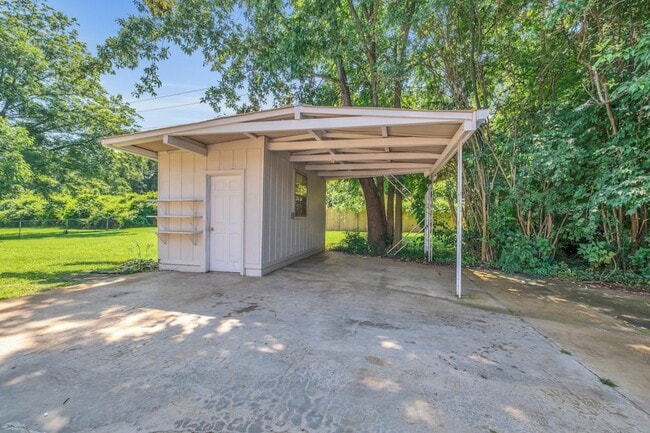 Building Photo - 410 Lorna Dr