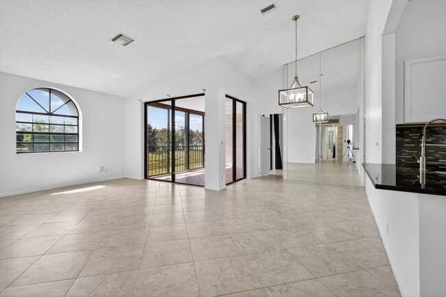 Building Photo - 5475 Verona Dr