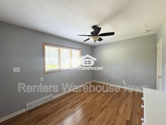 Building Photo - 5813 Clark St