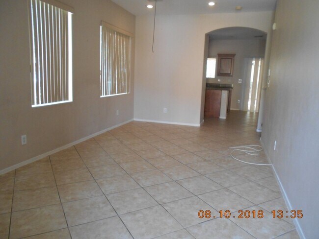 Building Photo - 3 Bedroom 3 Bath LARGE OPEN FLOOR PLAN