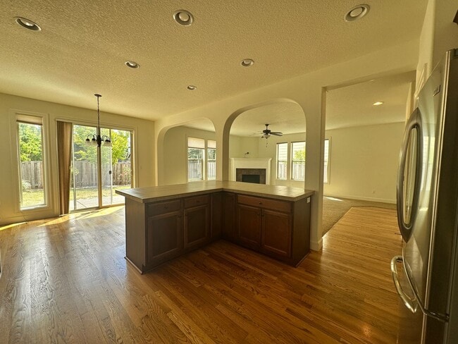 Building Photo - Spacious 3 Bedroom + Bonus Room , club, Across from Park!