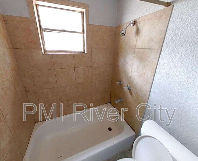 Foto del edificio - 1331 W 25th St