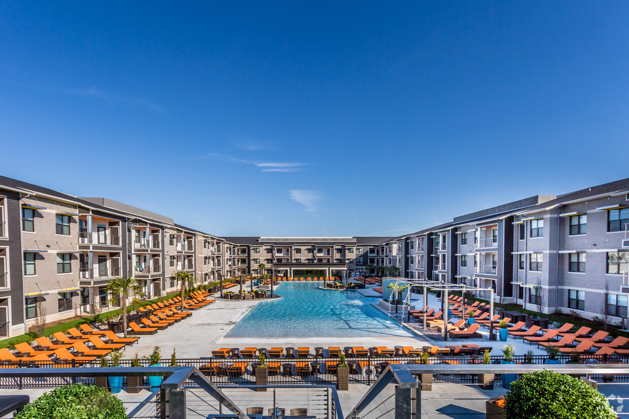 La piscina más amplia de propiedad privada en Arkansas. - Bowman Pointe