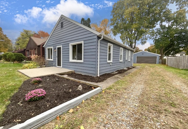 Building Photo - 6441 Crest Dr