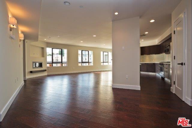 Foto del edificio - 1636 S Beverly Glen Blvd