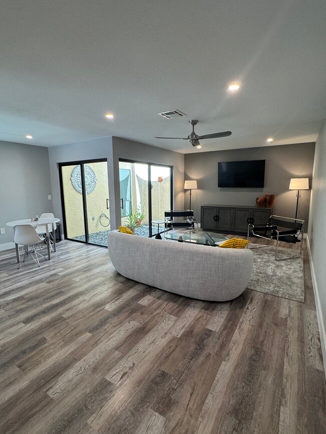 Building Photo - 3955 Glen Oaks Manor Dr