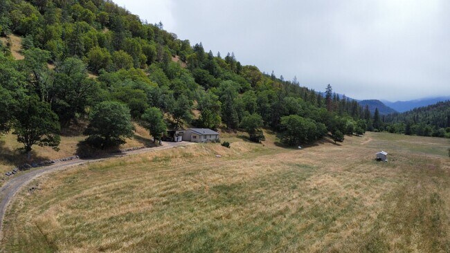 Building Photo - Nice Country Home with Mountain Views