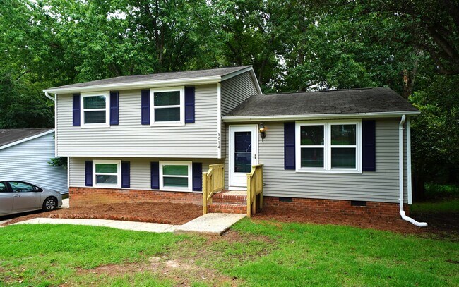 Building Photo - Newly updated 4bed, 2bath Tri-level with f...