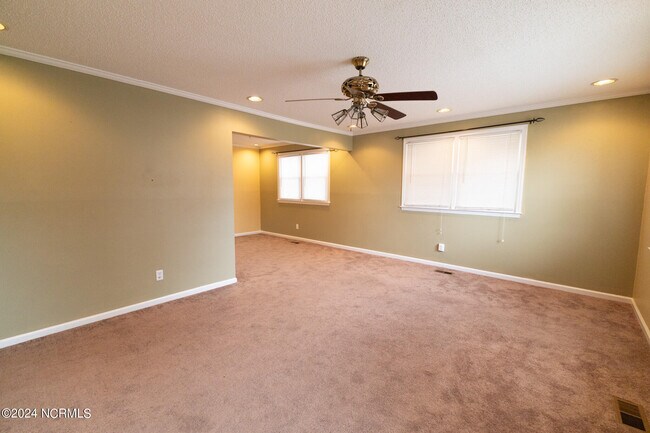 Building Photo - 725 Vernon Dr