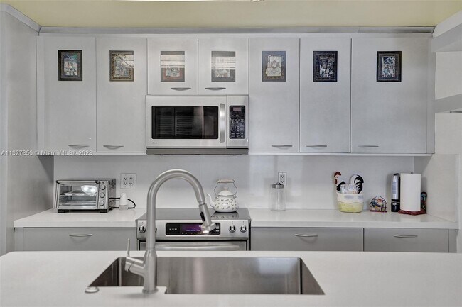 Building Photo - 1410 S Ocean Dr