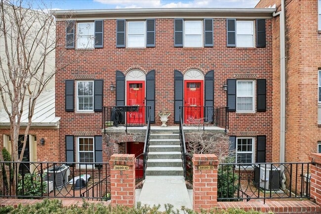 Spacious 2BR/2.5BA Townhouse-Style Condo in Gated Mount Pleasant Community - Spacious 2BR/2.5BA Townhouse-Style Condo in Gated Mount Pleasant Community