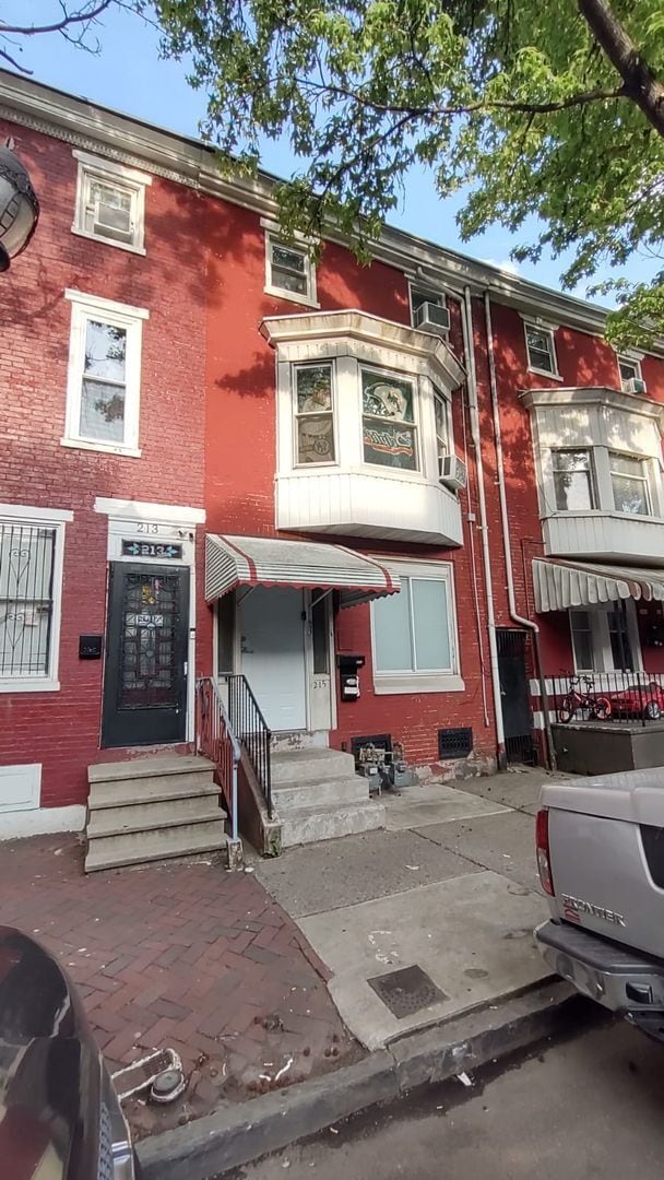 Building Photo - 215 S 4th St