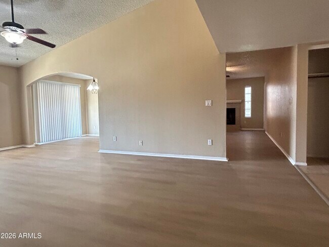 Foto del edificio - 8033 W McLellan Rd