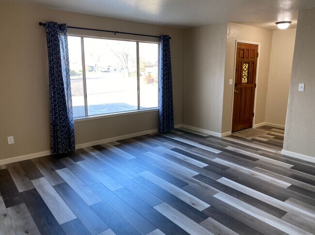 Foto del edificio - 3 bedroom single story located in an estab...