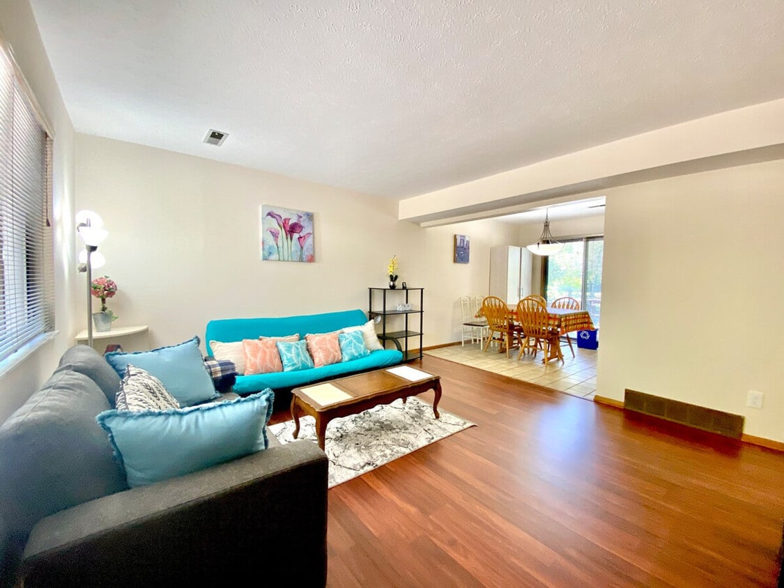 Foto principal - 1469 Rydalmount Rd
