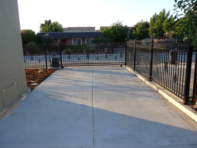 Building Photo - 2 Bedroom/ 1 Bathroom Front Unit in Haywar...