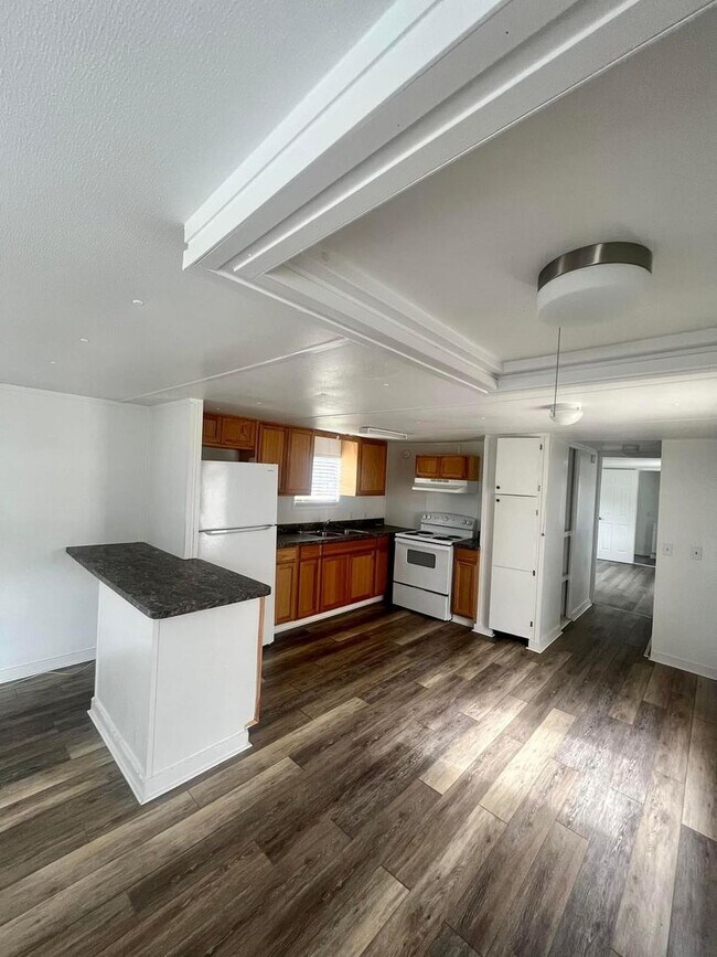Building Photo - 2 Pin Oak Ln